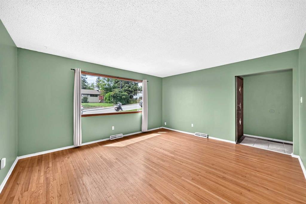 Photo 15 of 39, 416 & 418 33 Avenue NE