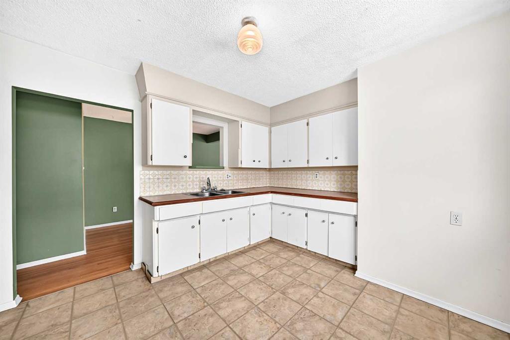 Photo 8 of 39, 416 & 418 33 Avenue NE