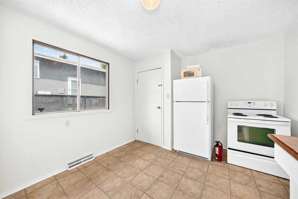 Photo 10 of 39, 416 & 418 33 Avenue NE
