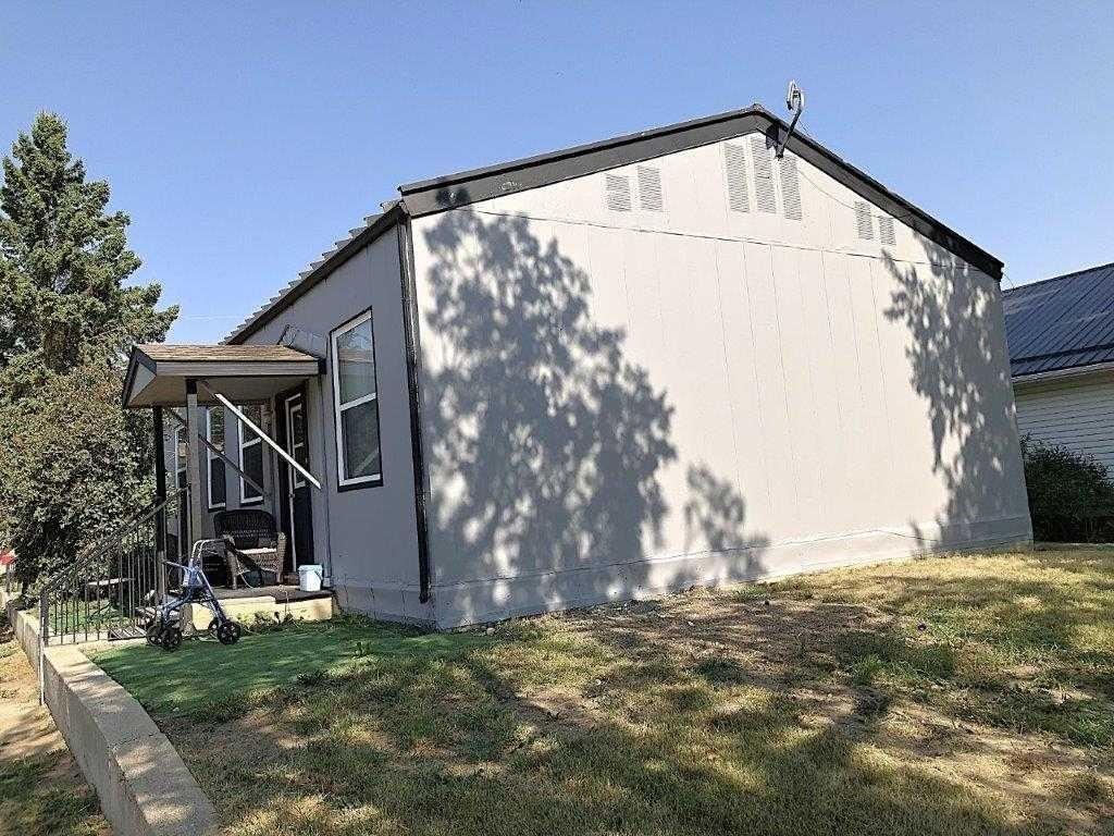 Photo 3 of 15, 139 1 Street S