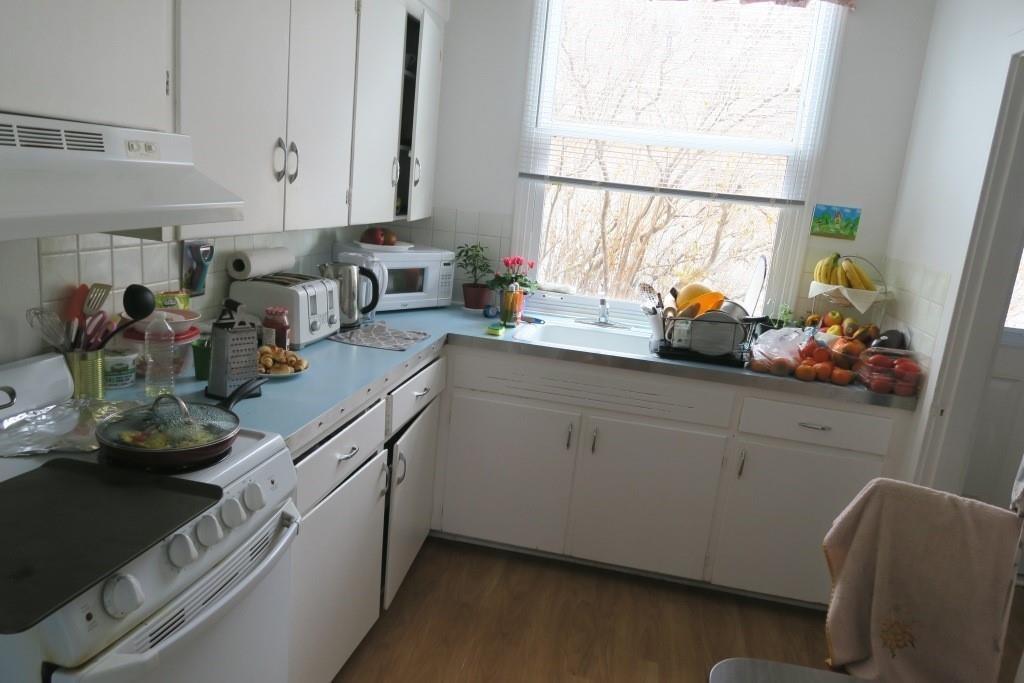 Photo 4 of 15, 139 1 Street S