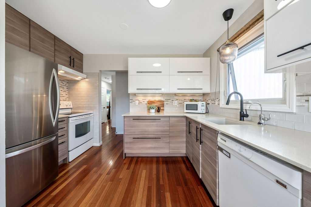 Photo 11 of 36, 218A Allan Crescent SE