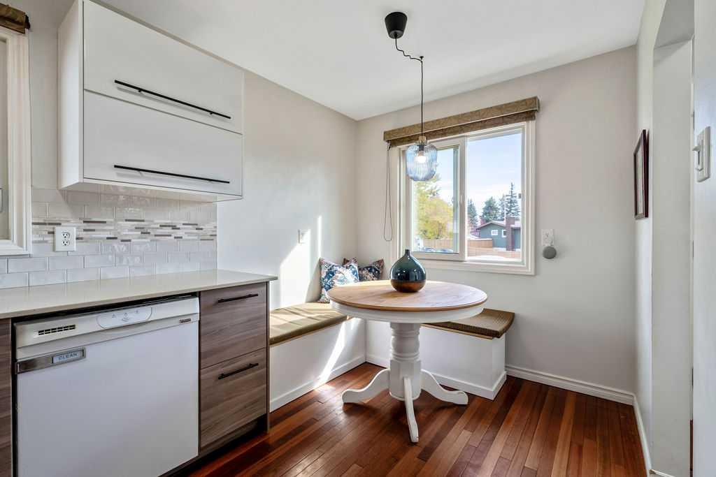 Photo 12 of 36, 218A Allan Crescent SE