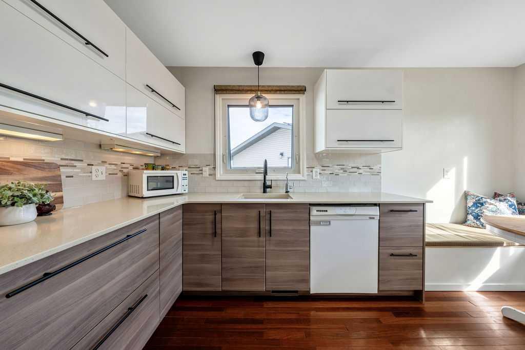 Photo 13 of 36, 218A Allan Crescent SE