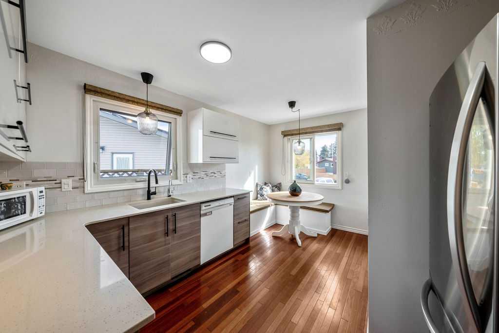Photo 14 of 36, 218A Allan Crescent SE