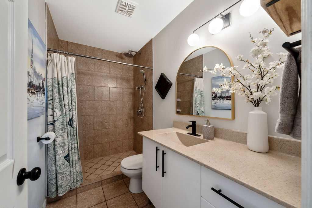 Photo 15 of 36, 218A Allan Crescent SE