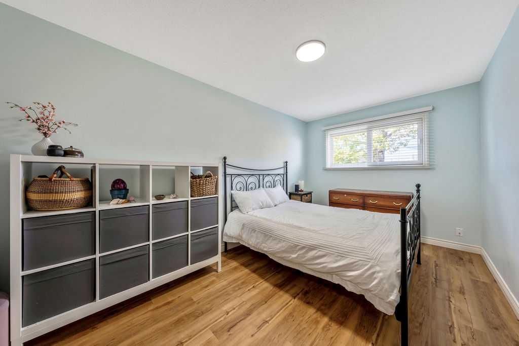 Photo 16 of 36, 218A Allan Crescent SE