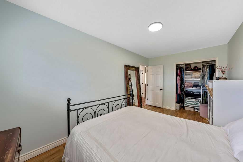 Photo 17 of 36, 218A Allan Crescent SE