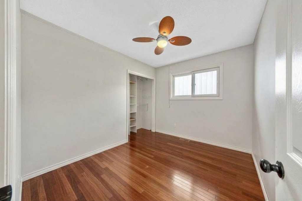 Photo 18 of 36, 218A Allan Crescent SE