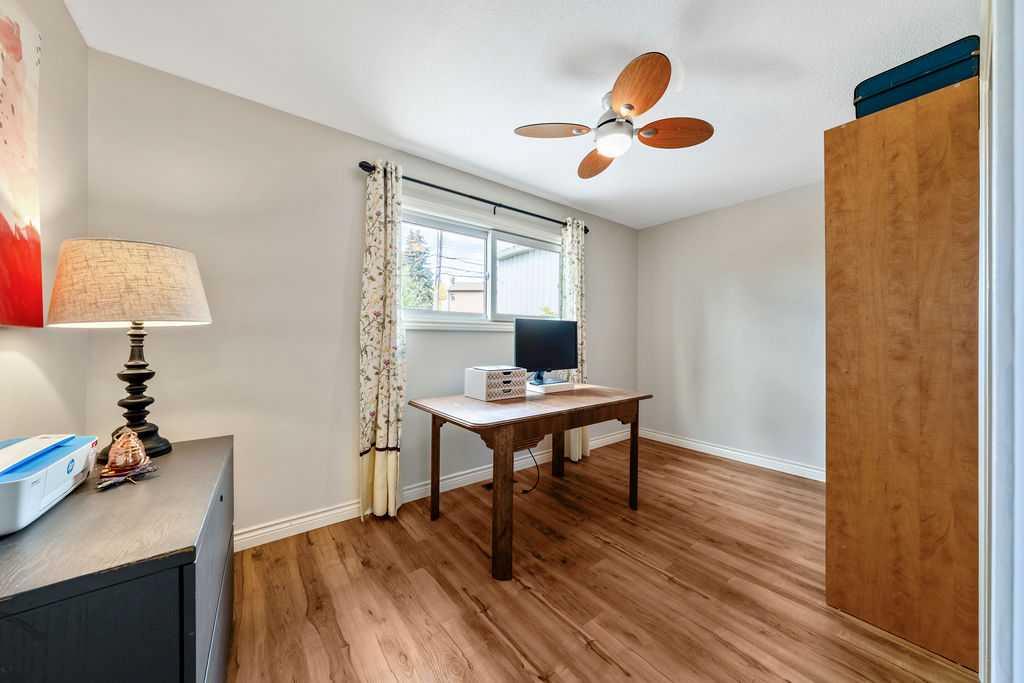 Photo 19 of 36, 218A Allan Crescent SE