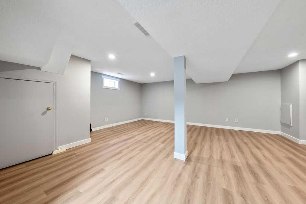 Photo 22 of 36, 218A Allan Crescent SE