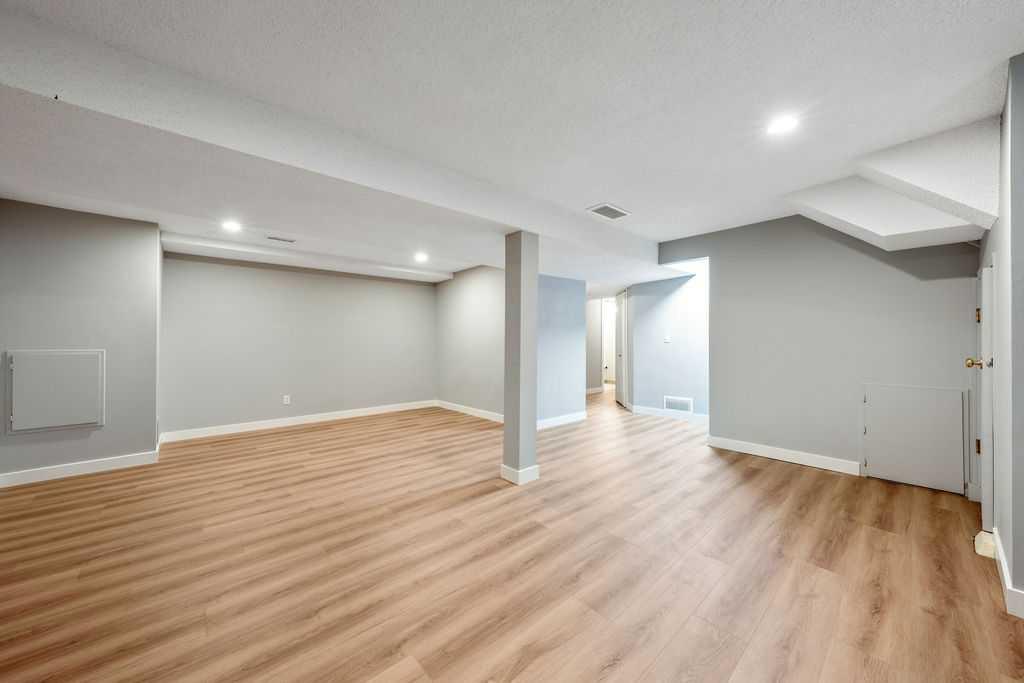 Photo 23 of 36, 218A Allan Crescent SE