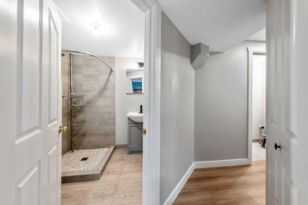 Photo 24 of 36, 218A Allan Crescent SE