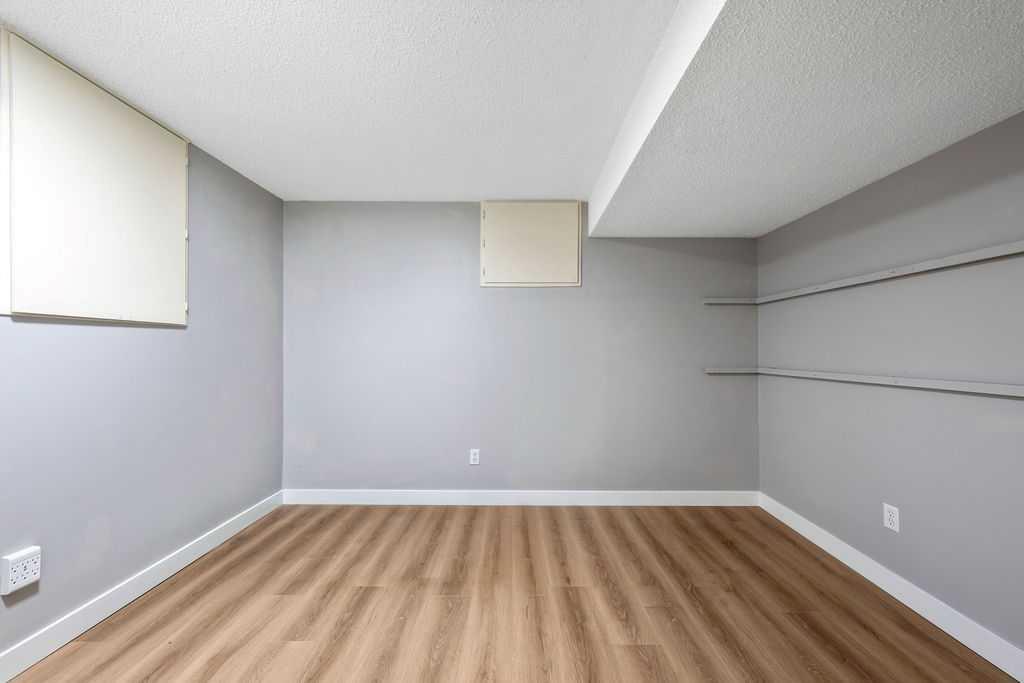 Photo 27 of 36, 218A Allan Crescent SE