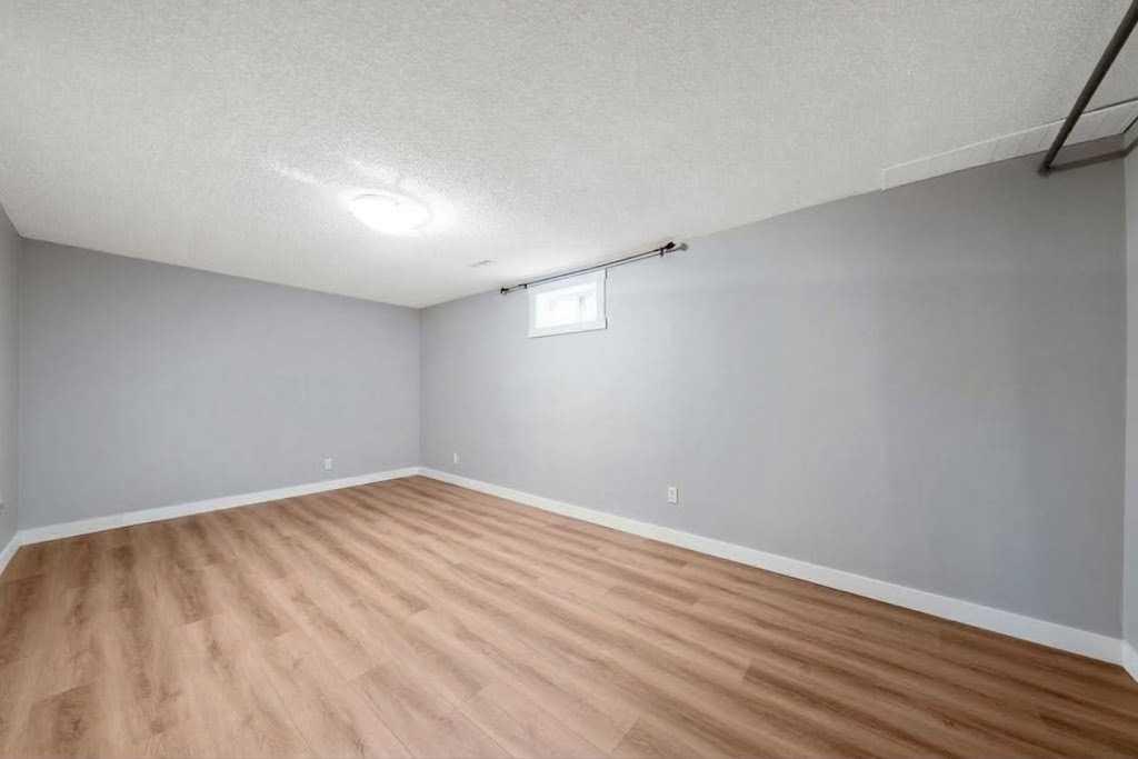 Photo 28 of 36, 218A Allan Crescent SE