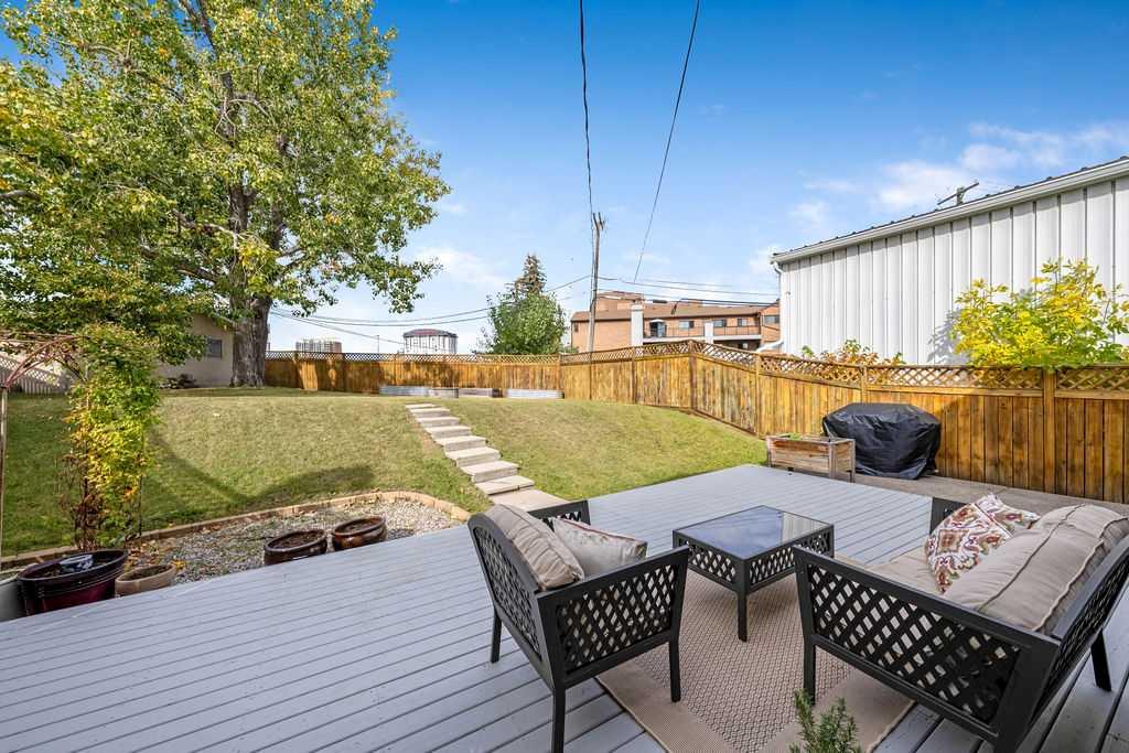 Photo 32 of 36, 218A Allan Crescent SE