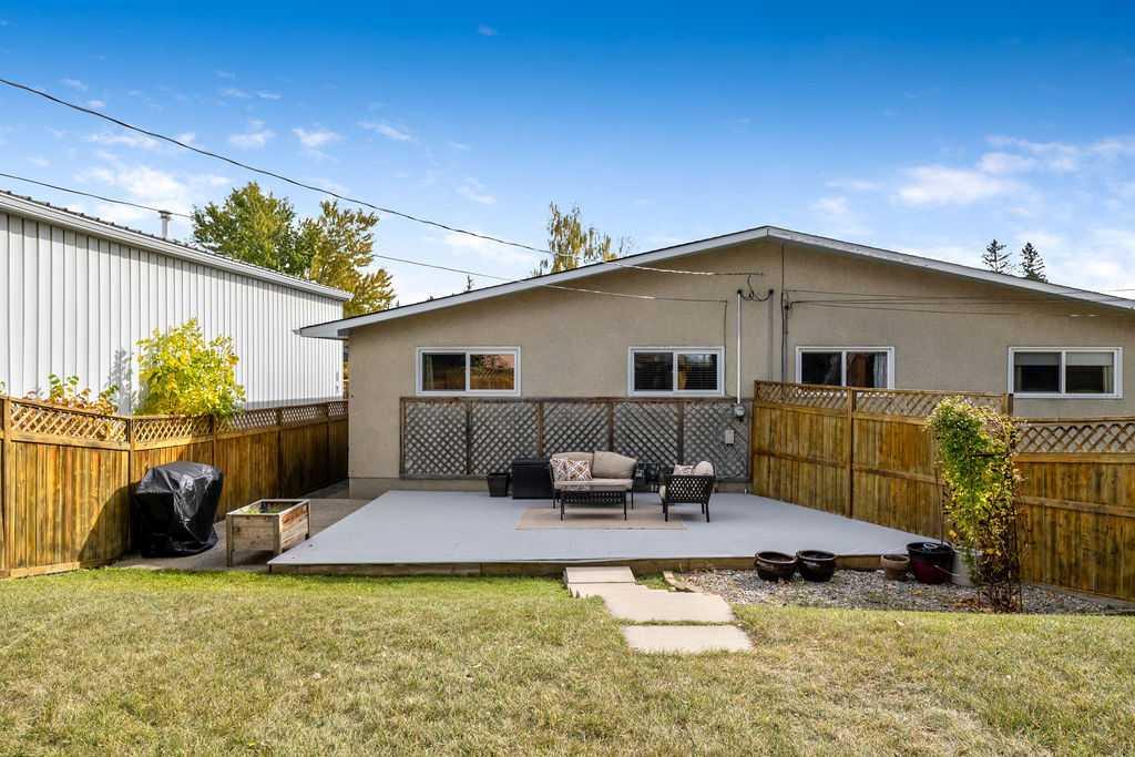 Photo 33 of 36, 218A Allan Crescent SE