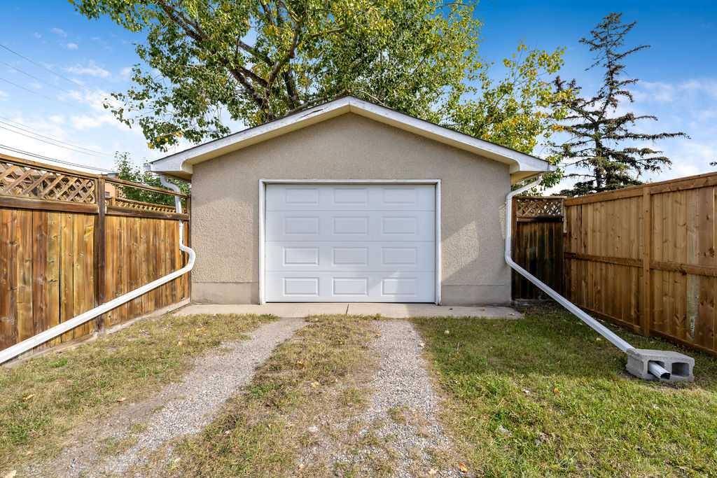 Photo 35 of 36, 218A Allan Crescent SE