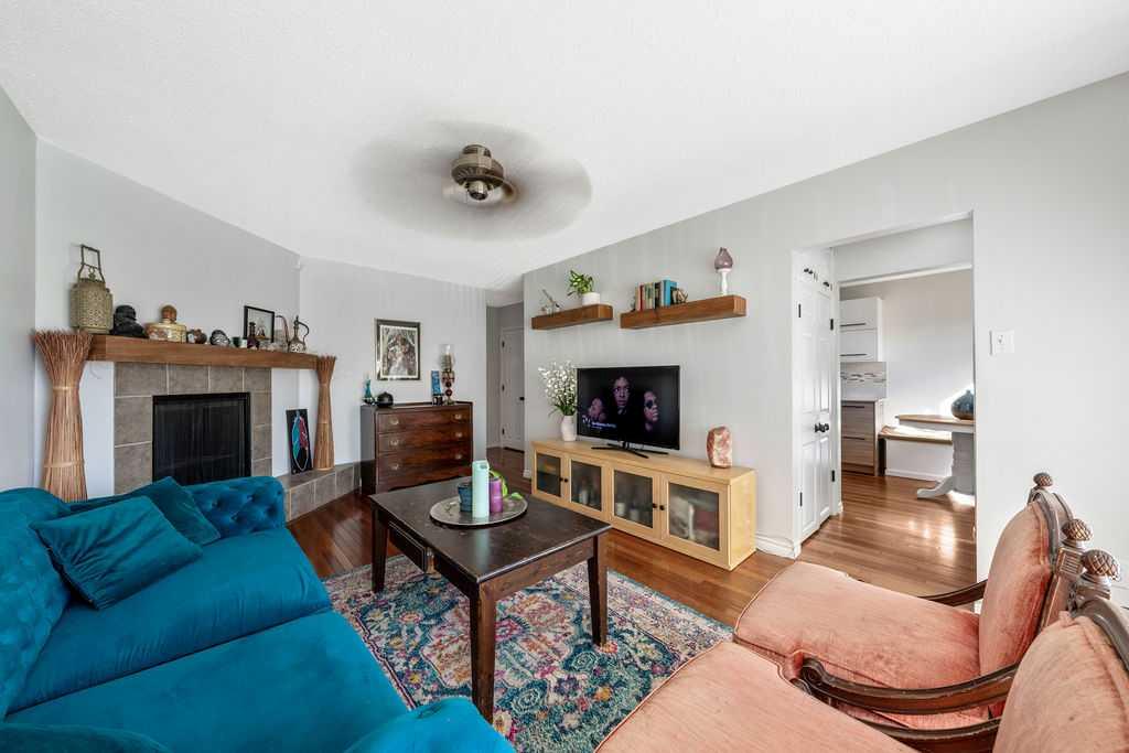 Photo 6 of 36, 218A Allan Crescent SE