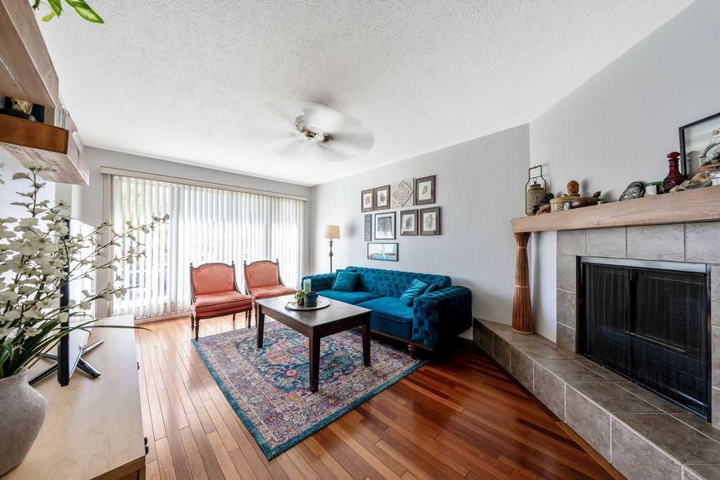 Photo 7 of 36, 218A Allan Crescent SE
