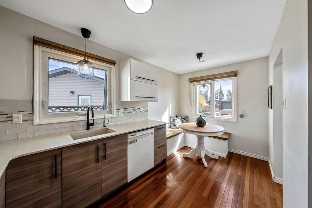 Photo 10 of 36, 218A Allan Crescent SE