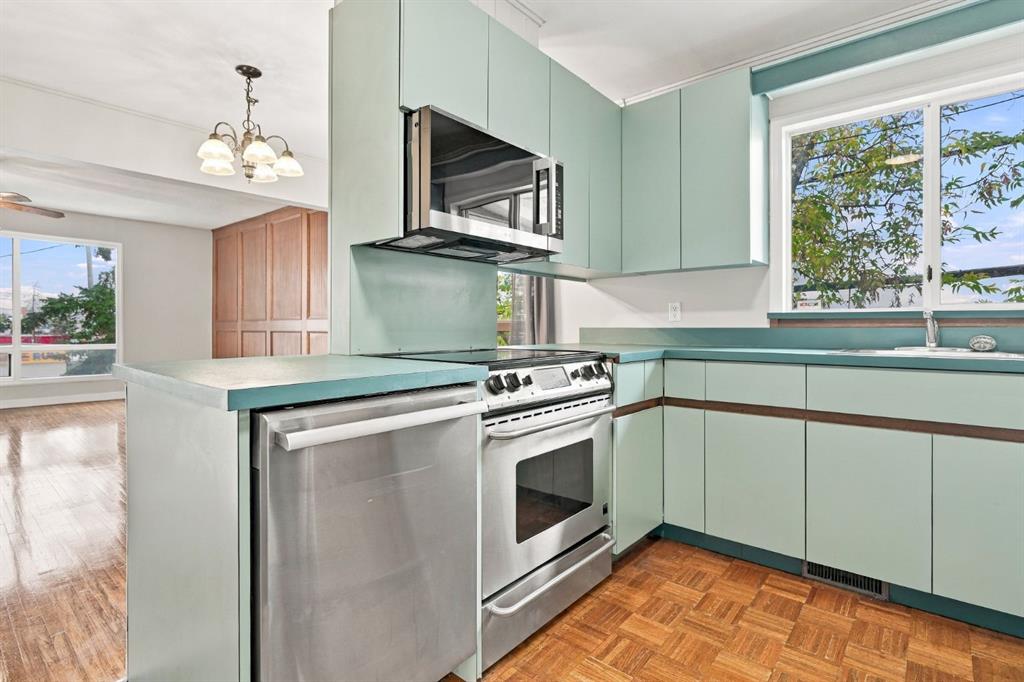 Photo 10 of 41, 203 42 Avenue SW