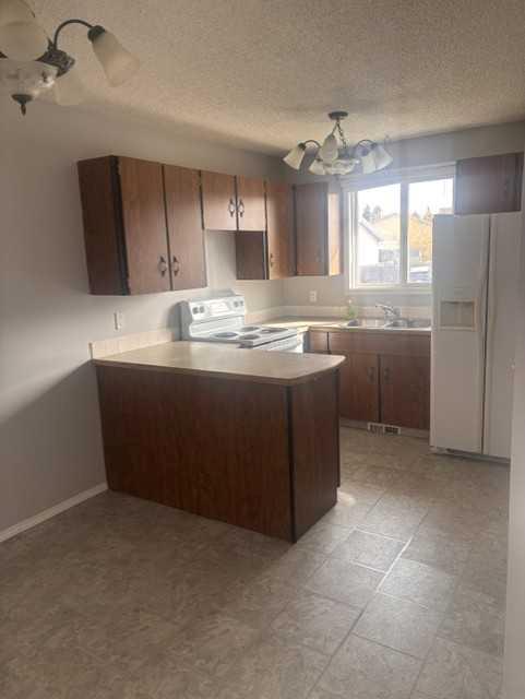 Photo 4 of 32, 4207 54 Avenue