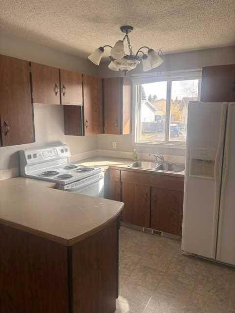 Photo 5 of 32, 4207 54 Avenue
