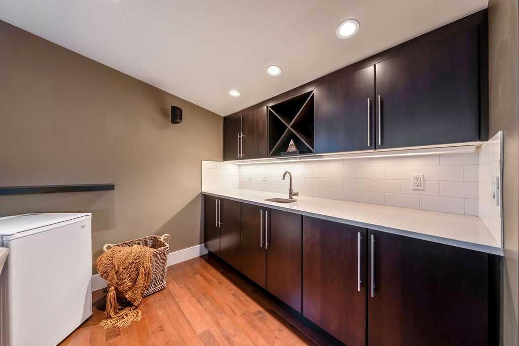Photo 45 of 50, 1940 27 Avenue SW
