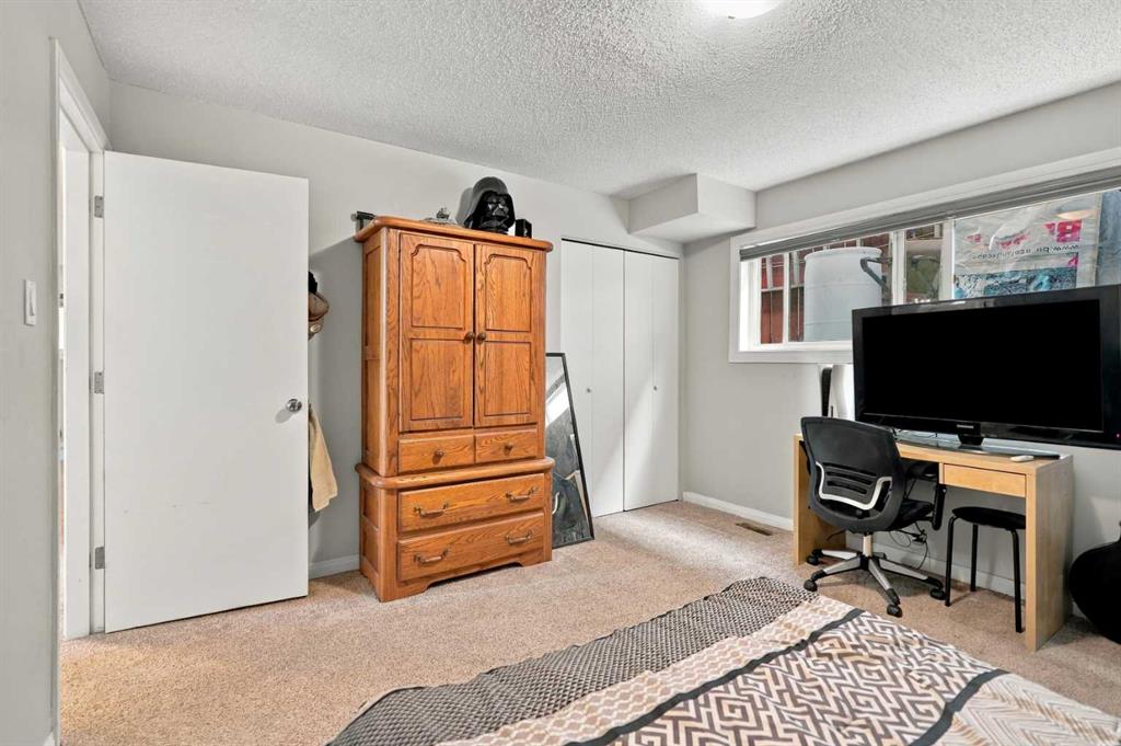 Photo 22 of 50, 3102 38 Street SW