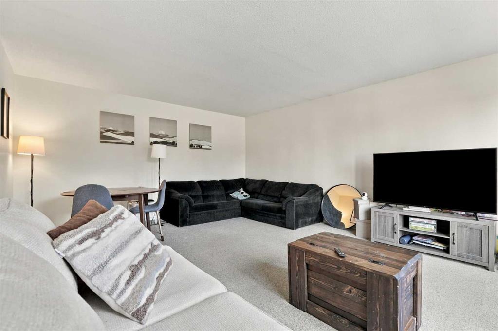Photo 9 of 50, 3102 38 Street SW