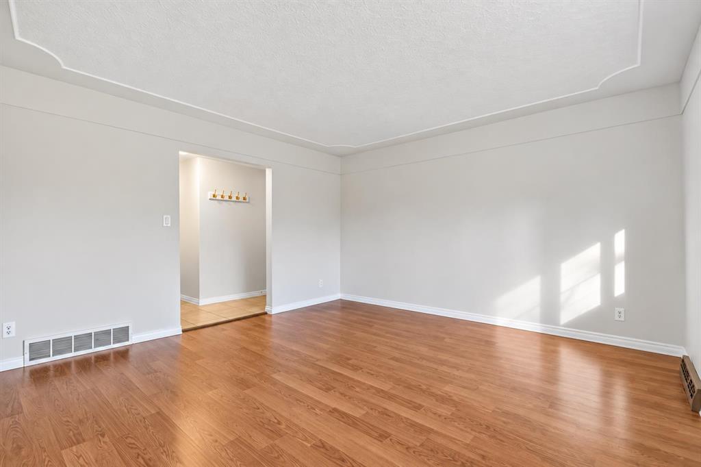 Photo 31 of 50, 948 31 Avenue NW