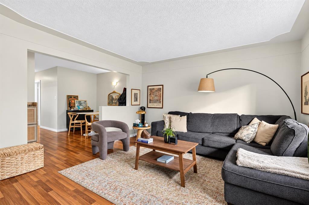 Photo 8 of 50, 948 31 Avenue NW