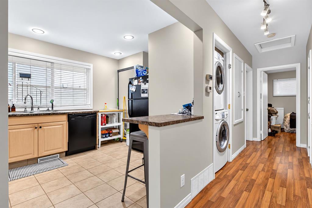 Photo 10 of 50, 948 31 Avenue NW