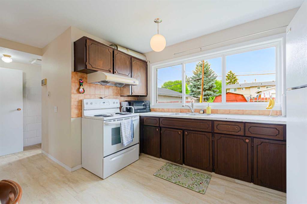 Photo 11 of 29, 5412 14 Avenue SE